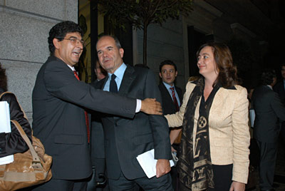 02.11.06.- El  coordinador general de IULV-CA, Diego Valderas, felicita al presidente andaluz tras la aprobación del texto en el Congreso.