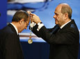 El jurista Guillermo Jiménez Sánchez, en el momento de recibir la Medalla de Andalucía de manos del presidente de la Junta, Manuel Chaves.