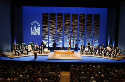 Plano general del escenario del Teatro de la Maestranza de Sevilla durante el acto de entrega de las Medallas de Andalucía.