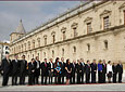 Los integrantes del Gobierno andaluz, junto a los responsables de otras instituciones de la Junta de Andalucía como el Consejo Consultivo, Cámara de Cuentas, Defensor del Pueblo y Consejo Económico y Social, durante el acto de izado de la bandera, en la fachada del Parlamento.