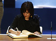 La escritora Elvira Lindo dejó su rúbrica en el Libro de Honor de la Junta de Andalucía.