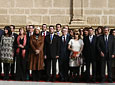 Portavoces y representantes de los grupos parlamentarios representados en la Cámara andaluza, durante el acto de izado de la bandera.