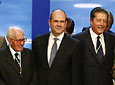Foto oficial de los galardonados junto al presidente de la Junta de Andalucía, Manuel Chaves, y la presidenta del Parlamento, María del Mar Moreno.