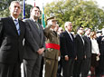 Autoridades políticas y militares representantes del Gobierno central, Ayuntamiento de Sevilla  y otras instituciones, durante el acto de izado de la bandera.
