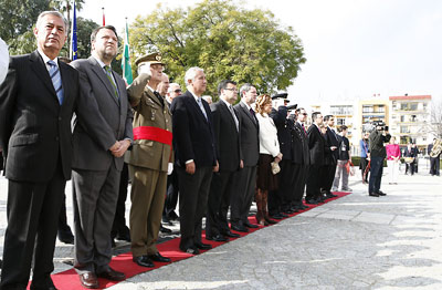 Autoridades políticas y militares representantes del Gobierno central, Ayuntamiento de Sevilla  y otras instituciones, durante el acto de izado de la bandera.