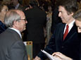 El cantante Raphael, Medalla de Andalucía 2007, a su llegada al Teatro de la Maestranza.
