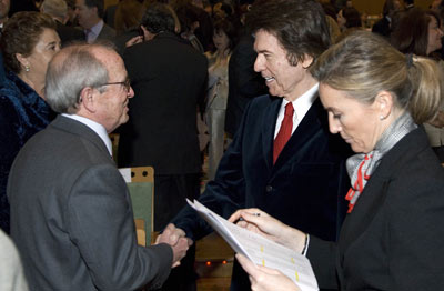 El cantante Raphael, Medalla de Andalucía 2007, a su llegada al Teatro de la Maestranza.