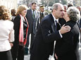 El presidente de la Junta, Manuel Chaves, saluda a la hija de Blas Infante, padre de la Patria andaluza, al término del acto oficial en el Parlamento.