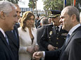El presidente de la Junta, Manuel Chaves, conversa con el presidente del Partido Popular andaluz, Javier Arenas, al término del acto oficial en el Parlamento.