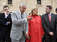 Al acto de izada de bandera en el Parlamento andaluz, asistieron los
          responsables de los grupos políticos. En la imagen, el portavoz del Partido
          Popular, Javier Arenas, conversa con el portavoz del Partido Socialista, Manuel
          Gracia. Foto EFE