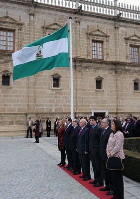 La presidenta del Parlamento, Fuensanta Coves, junto a sus antecesores en el cargo y al ex presidente de la Junta José Rodríguez de la Borbolla, durante la celebración del acto de homenaje a la bandera, en la fachada principal del antiguo Hospital de las Cinco Llagas.