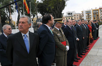 El delegado del Gobierno en Andalucía, Juan José López Garzón; el alcalde de Sevilla, Alfredo Sánchez Monteseirín; y otras autoridades civiles y militares, se dieron cita en la fachada principal del Parlamento durante el acto de homenaje a la bandera.