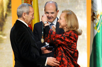La presidenta del Parlamento, Fuensanta Coves, impone en presencia del presidente de la Junta, Manuel Chaves, la Medalla de Andalucía al diseñador cordobés Elio Berhanyer.