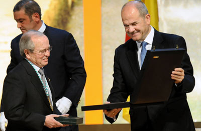 Manuel Chaves, presidente de la Junta, hace entrega del título de Hijo Predilecto de Andalucía al jurista sevillano Juan Antonio Carrillo Salcedo.