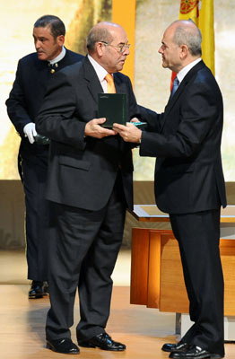 Miguel Reina, padre del futbolista del Liverpool y de la selección española José Manuel Reina, recibe de manos del presidente de la Junta, Manuel Chaves, la Medalla de Andalucía.