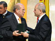Miguel Reina, padre del futbolista del Liverpool y de la selección
          española José Manuel Reina, recibe de manos del presidente de la Junta, Manuel
          Chaves, la Medalla de Andalucía.