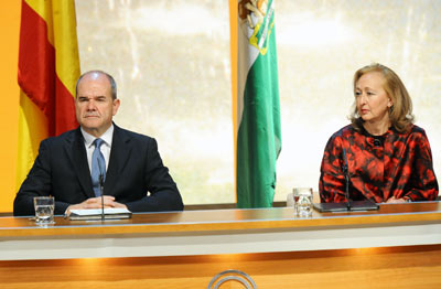 El presidente de la Junta de Andalucía, Manuel Chaves, y la presidenta del Parlamento, Fuensanta Coves, escuchan la intervención del Hijo Predilecto, Juan Antonio Carrillo Salcedo en nombre de todos los premiados con las Medallas de Andalucía.