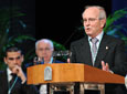El jurista sevillano Juan Antonio Carrillo Salcedo, Hijo Predilecto
          de Andalucía, se dirige al público del Teatro de la Maestranza en su discurso. El
          resto de galardonados, detrás, escuchan atentamente.