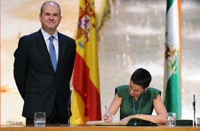 La cantante malagueña María del Mar Rodríguez Carnero, 'Lamari' deja su firma en el Libro de Honor de la Junta, en presencia del presidente, Manuel Chaves.