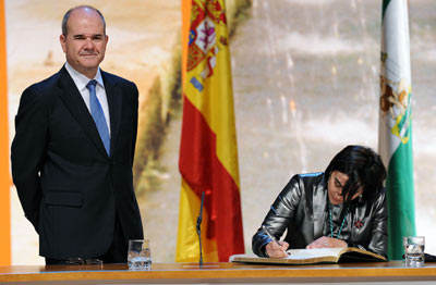 La esquiadora granadina María José Rienda firma ante el presidente de la Junta de Andalucía, Manuel Chaves, en el Libro de Honor.