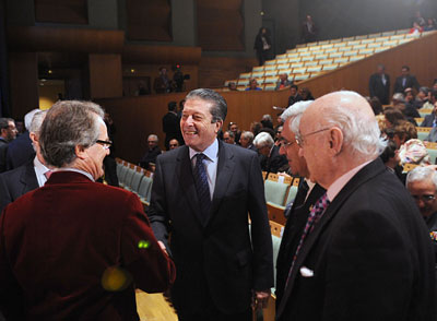 El Hijo Predilecto de Andalucía en 2008 y ex director general de la UNESCO, Federico Mayor Zaragoza, saluda a algunos de los asistentes al acto en el Teatro de la Maestranza de Sevilla.