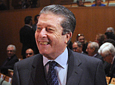El Hijo Predilecto de Andalucía en 2008 y ex director general de la
          UNESCO, Federico Mayor Zaragoza, saluda a algunos de los asistentes al acto en el
          Teatro de la Maestranza de Sevilla.