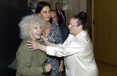 La duquesa de Alba, Cayetana Fitz-James Stuart, conversa con la bailaora Matilde Coral, el torero Curro Romero y Carmen Tello, a su llegada al Teatro de la Maestranza.