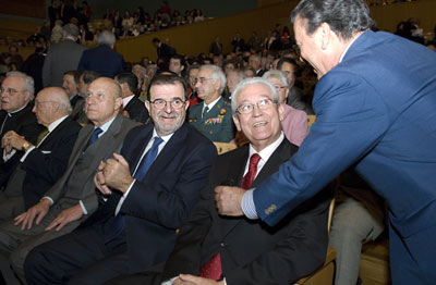 Los ex presidentes de la Junta de Andalucía, Rafael Escuredo y José Rodríguez de la Borbolla, asistieron a la entrega de las Medallas de Andalucía 2008.