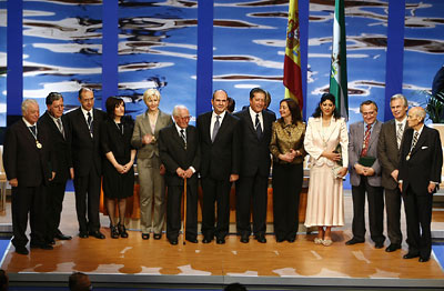 Foto oficial de los galardonados junto al presidente de la Junta de Andalucía, Manuel Chaves, y la presidenta del Parlamento, María del Mar Moreno.