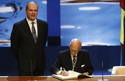 El empresario Jaime Ybarra firma en el Libro de Honor de la Junta. A su lado, Manuel Chaves.