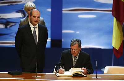 El arquitecto cordobés, Juan Cuenca, durante la firma en el Libro de honor de la Junta en presencia de Manuel Chaves y bajo la mirada de Tico Medina.