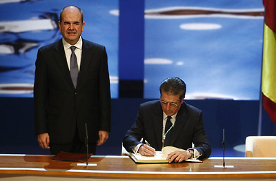 Manuel Chaves observa la firma del Hijo Predilecto de Andalucía, Federico Mayor Zaragoza, en el Libro de Honor de la Junta.