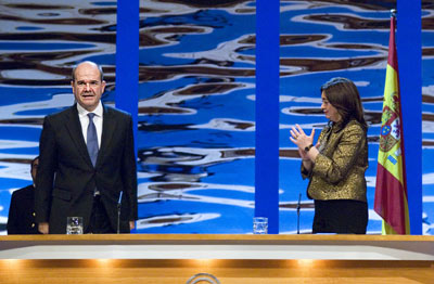 La presidenta del Parlamento andaluz, María del Mar Moreno, aplaude al presidente de la Junta, Manuel Chaves, al final de su intervención oficial en el acto de entrega de las Medallas de Andalucía.