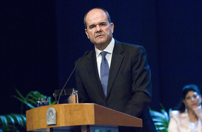 El presidente de la Junta, Manuel Chaves, se dirige al público asistente en el Teatro de la Maestranza durante su discurso en el acto oficial de entrega de medallas.