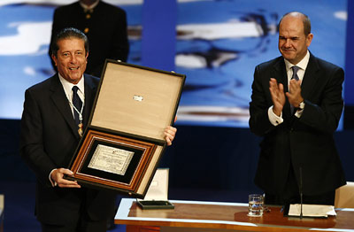 Federico Mayor Zaragoza muestra al público del Maestranza la placa recibida que le acredita con el título de Hijo Predilecto de Andalucía.