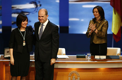 La escritora y periodista Elvira Lindo, tras recibir la Medalla de Andalucía en presencia de Manuel Chaves y María del Mar Moreno.