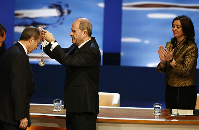 El jurista Guillermo Jiménez Sánchez, en el momento de recibir la Medalla de Andalucía de manos del presidente de la Junta, Manuel Chaves.