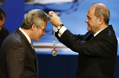 El presidente de la Junta, Manuel Chaves, impone la Medalla de Andalucía al juez Baltasar Garzón, durante el acto celebrado en el Teatro de la Maestranza.