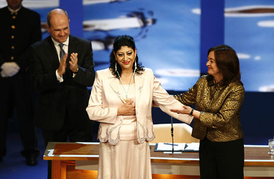 La presidenta del parlamento, María del Mar Moreno, felicita a la bailaora Manuela Carrasco, tras entregarle la Medalla de Andalucía.