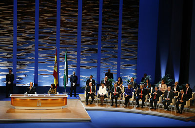 El presidente de la Junta, Manuel Chaves, la presidenta del Parlamento, María del Mar Moreno, y los consejeros del Gobierno andaluz, al inicio del acto de entrega de medallas y distinciones en el Teatro de la Maestranza.