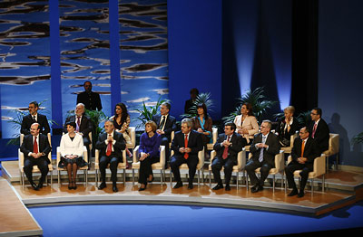 Los consejeros y el portavoz del Gobierno andaluz, sentados en el escenario del Teatro de la Maestranza al comienzo del acto institucional de entrega de medallas.