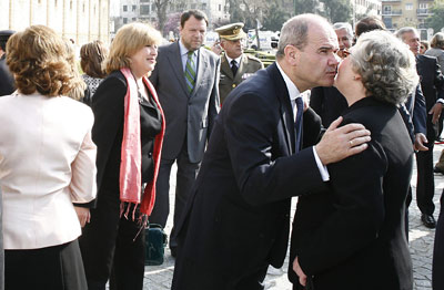 El presidente de la Junta, Manuel Chaves, saluda a la hija de Blas Infante, padre de la Patria andaluza, al término del acto oficial en el Parlamento.