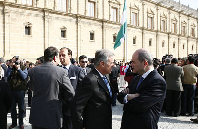 El presidente de la Junta, Manuel Chaves, conversa con el delegado del Gobierno central en Andalucía, Juan José López Garzón, en la fachada del Parlamento a la finalización del acto.