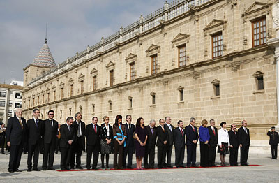 Los integrantes del Gobierno andaluz, junto a los responsables de otras instituciones de la Junta de Andalucía como el Consejo Consultivo, Cámara de Cuentas, Defensor del Pueblo y Consejo Económico y Social, durante el acto de izado de la bandera, en la fachada del Parlamento.