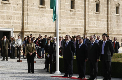 La presidenta del Parlamento, María del Mar Moreno, escucha la interpretación del himno de Andalucía, en presencia de los ex presidentes de la Cámara y del ex presidente de la Junta, José Rodríguez de la Borbolla.