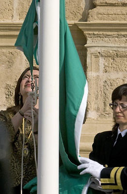 La presidenta del Parlamento de Andalucía, María del Mar Moreno, procede al izado de la bandera, durante la celebración institucional del 28-F en el Parlamento.