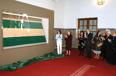 El presidente de la Junta, Manuel Chaves, y la presidenta de la Cámara, María del Mar Moreno, presidieron el acto de colocación de la Bandera de Andalucía original de Blas Infante en el Pórtico del Patio del Recibimiento del Parlamento. En el acto también estuvieron presentes la hija de Blas Infante, padre de la Patria Andaluza, María de los Ángeles Infante, y la ministra de Cultura, Carmen Calvo, junto a otros parlamentarios.