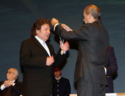 El cantaor granadino Enrique Morente, máximo exponente flamenco de la comunidad, recibe de manos del presidente de la Junta la Medalla de Andalucía.