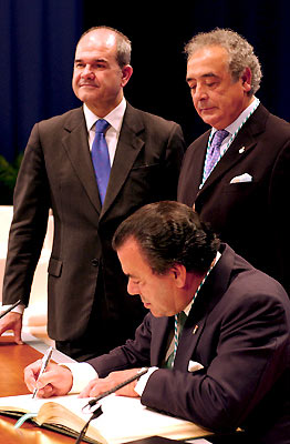El dúo ''Los del Río'' firman en el Libro de Honor de la Junta, en presencia del presidente andaluz, Manuel Chaves.