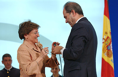 Javier Torres Vela entrega la condecoración de Medalla de Andalucía a la historiadora Elisa Pérez.